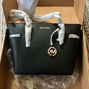 Brand new Michael Kors Charlotte Large Saffiano Leather Top-Zip Bag